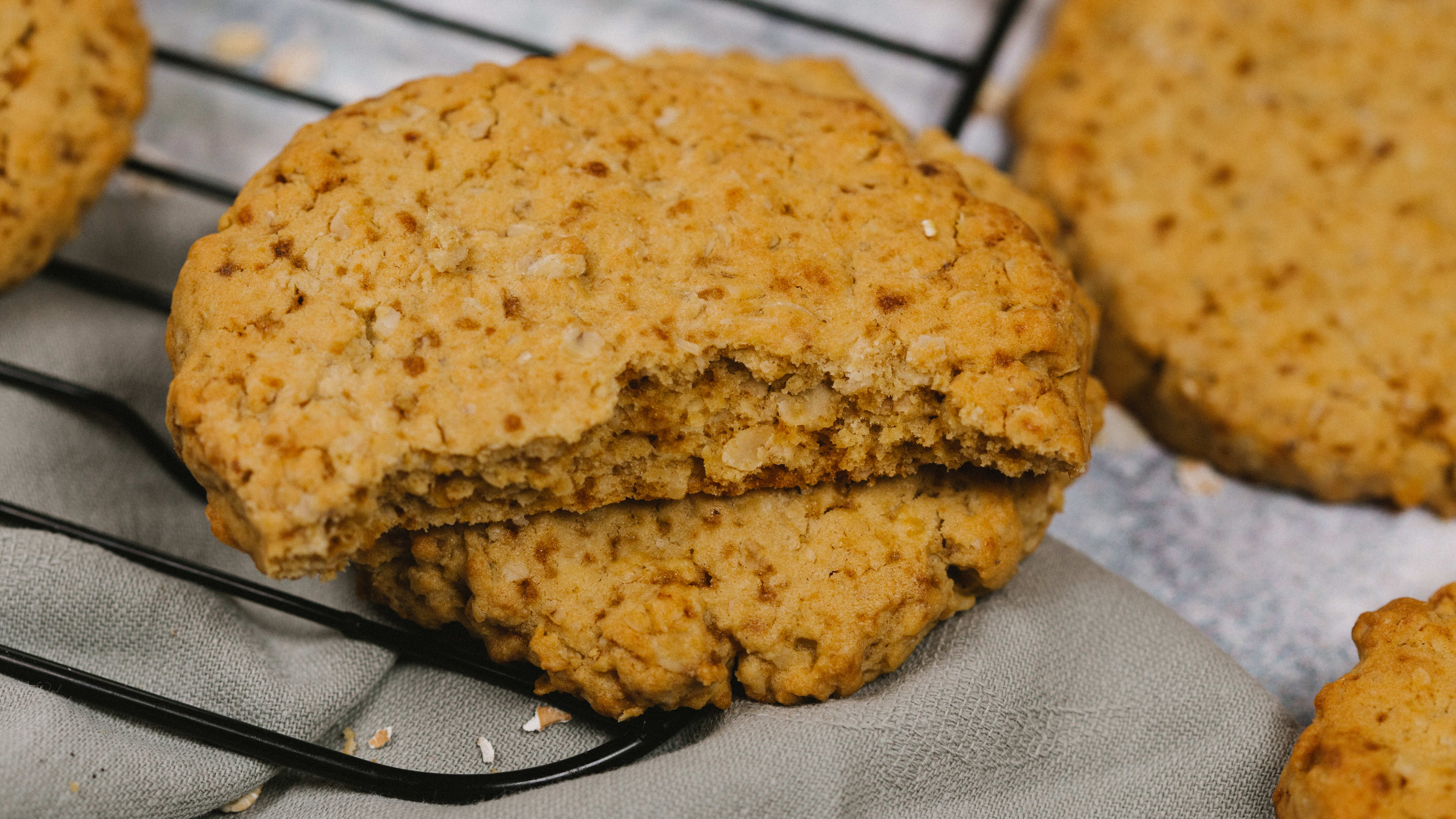 Tea Time Snacks: Crispy Oats Crackers are delicious with tea, easy to make