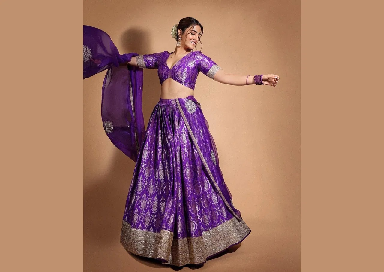 Look stylish not only in saree but also in Banarasi lehenga, perfect look for every occasion