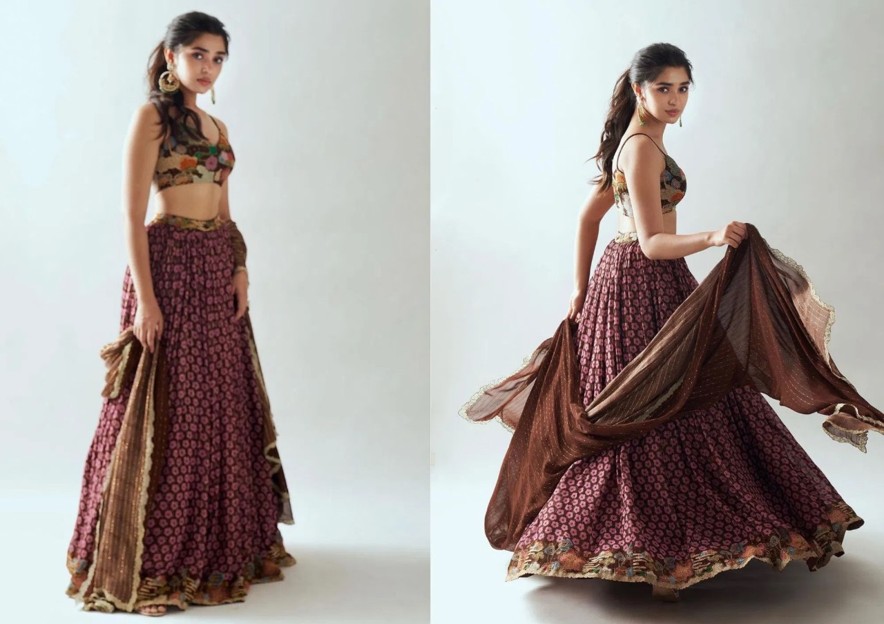 Look stylish not only in saree but also in Banarasi lehenga, perfect look for every occasion