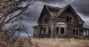 Offbeat News: A man bought a house with a terrible past, when his wife heard the truth, she left the house.